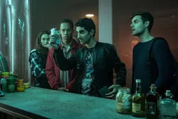 Schnapskauf trotz schmalem Budget (l-r): Lea van Acken als Hannah, Jerry Hoffmann als Yannick, Reza Brojerdi als Musti, Lucas Reiber als Tom