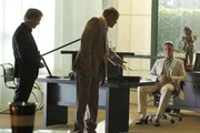 Horatio (David Caruso, l.) und Sgt. Tripp (Rex Linn, M.) erhoffen sich von Zach Anderson (Josh Coxx) Hinweise auf den Verbleib des fl&uuml;chtigen Ex-H&auml;ftlings Viktor.