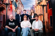 Sophie Passmann (3.v.r.) und Tommi Schmitt (r.) mit den G&auml;sten der Sendung "Neo Ragazzi" Jumbo Schreiner (l.), Maren Kroymann (2.v.l.), Merlin Sandmeyer (3.v.l.), Elena Carri&egrave;re