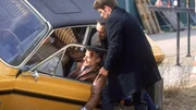 Nach einem schweren Unfall k&ouml;nnen Jan (Christian Oliver, re.) und Semir (Erdogan Atalay, Mi.) den Fahrer des Pick-ups gerade noch rechtzeitig aus dem Wrack ziehen. Obwohl er nur leichte Verletzungen erleidet, stirbt der junge Fahrer Bj&ouml;rn Weber (Marcel Vietzke).