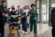 V.l.: Notfallsanit&auml;ter (Komparse), Notfallsanit&auml;ter (Tim Zhang), Dr. Shaun Murphy (Freddie Highmore), Dr. Claire Browne (Antonia Thomas), Bonnie (Miranda Edwards), Carl (Matthew Mandzij), Krankenschwester (Komparsin)