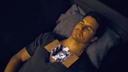 Evan (Robbie Amell) ist eine humanoide KI