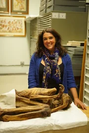 Bettany Hughes mit der Mumie der Frau Gabelein