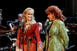 l-r: Yolanda Johnson (Meryl Streep), Rhonda Johnson (Lily Tomlin)
