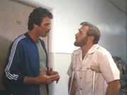 Magnum (Tom Selleck) stellt Buck (Darren McGavin) wegen seiner Eskapaden zur Rede.