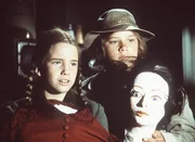 Laura (Melissa Gilbert, l.) und Carl (Brian Part, r.) müssen sich eingestehen, dass Mr. Oleson nicht seine Frau, sondern nur eine Schaufensterpuppe enthauptet hat. Laura (Melissa Gilbert, l.) und Carl (Brian Part, r.) müssen sich eingestehen, dass Mr. Oleson nicht seine Frau, sondern nur eine Schaufensterpuppe enthauptet hat.