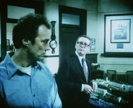 Dem Direktor (Patrick McGoohan, r.) ist der neue Gefangene und als notorischer Ausbrecherk&ouml;nig bekannte Morris (Clint Eastwood, l.) ein Dorn im Auge. Er ahnt, dass der schweigende und in sich gekehrte H&uuml;ne irgendetwas plant ...