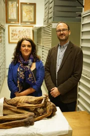 Bettany Hughes mit Daniel Antoine im Britischen Museum.