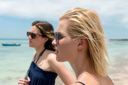 Lisa (Mandy Moore, l.) und Kate (Claire Holt) sind bereit, ein Abenteuer zu erleben.