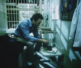 Das Leben in Alcatraz ist hart, denn der unmenschliche und schikan&ouml;se Direktor f&uuml;hrt ein strenges Regiment. In den beiden Br&uuml;dern Anglin und seinem Zellennachbarn Marsh findet Morris (Clint Eastwood) drei Gef&auml;hrten, die mit ihm die Flucht wagen wollen.