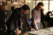 Ermitteln in einem Fall bizarrer Leichensch&auml;ndung in Graffitis: Hotch (Thomas Gibson, l.) und Rossi (Joe Mantegna, r.) ...