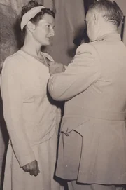 1945, Virginia Hall erh&auml;lt eine Medaille