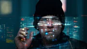 Ein Agent der Beh&ouml;rde f&uuml;r k&uuml;nstliche Intelligenz, Kessler (Sam Worthington), ist hinter den Simulants her, da diese als potenzielle Bedrohung f&uuml;r die Menschheit angesehen werden.