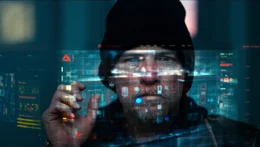 Ein Agent der Beh&ouml;rde f&uuml;r k&uuml;nstliche Intelligenz, Kessler (Sam Worthington), ist hinter den Simulants her, da diese als potenzielle Bedrohung f&uuml;r die Menschheit angesehen werden.