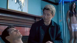 Programmierer Casey (Simu Liu) will versuchen Evan (Robbie Amell) menschlicher zu werden...