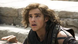 Der Dieb Bek (Brenton Thwaites) fasst den abenteuerlichen Plan, gemeinsam mit dem gefallen Gott Horus die Schreckensherrschaft von Set zu beenden.Der Dieb Bek (Brenton Thwaites) fasst den abenteuerlichen Plan, gemeinsam mit dem gefallen Gott Horus die Schreckensherrschaft von Set zu beenden.