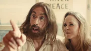 John Lennon (Alexander Schubert) hat einen Bad Hair Day. Bei seinem Bed-In kommt es zu einer unvorhergesehenen Wendung. Nicht seine Frau Yoko Ono liegt neben ihm im Bett, sondern ein holl&auml;ndisches Groupie (Jasmin Schwiers).