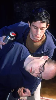 Raphael (Christoph Bach, oben) schl&auml;gt Charly (Philipp Neubauer) nieder, um zu fliehen.