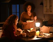 Andy Herrera (Jaina Lee Ortiz, l.): Victoria Hughes (Barrett Doss, r.)