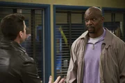 Jake Peralta (Andy Samberg, l.); Terry Jeffords (Terry Crews, r.)