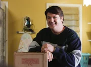 Erfährt, dass seine Frau ein geheimes Geldlager hat: George (Lance Barber) ... Erfährt, dass seine Frau ein geheimes Geldlager hat: George (Lance Barber) ...