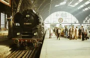 Dampflokomotiven beschleunigten die Mobilit&auml;t der Menschen um ein Vielfaches. Diese Antriebsart fand sich bei der Deutschen Reichsbahn der DDR noch bis 1988. Am 06.09.1981 hat dieser Eilzug mit der kraftvollen Baureihe 01.5 den Hauptbahnhof Leipzig erreicht.
