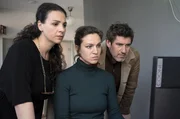 Auf den &Uuml;berwachungskameras erkennen Katharina Tempel (Franziska Hartmann, Mi.), Georg K&ouml;nig (Stephan Sz&aacute;sz, re.) und Dela Tahiri (Hanife Sylejmani, li.) eine neue Spur.