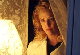 Die mysteri&ouml;se "Frau in weiss" (Virginia Madsen) bringt den Tod in das kleine Theater.