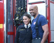 Fire Chief Natasha Ross (Merle Dandridge, l.); Robert Sullivan (Boris Kodjoe, r.)