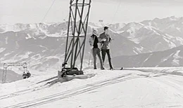 Eine am&uuml;sante Winterreise quer durch &Ouml;sterreich, von Mariazell bis St. Anton am Arlberg. Vom Geheimtipp &uuml;ber Traditionsreiches, vom einst Angesagten bis zum heute Gefragten. Etwas gilt f&uuml;r alle Regionen, durch die sich dieser Film bewegt: der gro&szlig;artige Aufschwung kam innerhalb der vergangenen hundert Jahre mit den ersten Seilbahnen und Liftanlagen. Aber auch abseits der Pisten tummeln sich bemerkenswerte Figuren, wie der steirische Barfu&szlig;wanderer, der auch im Tiefschnee ohne Schuhwerk unterwegs ist, oder der Tiroler Eismann, der seine Tage im Inneren einer Gletscherh&ouml;hle verbringt. Ausgezeichnetes historisches Archivmaterial dokumentiert diesen "alpinen Wirtschaftsboom" und Zeitzeugen erz&auml;hlen, wie es damals war, als die Seilbahn auf den Berg gekommen ist.