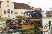 Moderator Harald Lesch mit einem Nachbau des Originals, dem Patent-Motorwagens von Carl Benz von 1886. Nach kurzer Einweisung konnte er das Gef&auml;hrt selbst steuern.