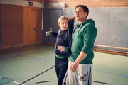 Andres (Jonah Rausch) will auch beim Selbstverteidigungskurs mitmachen. Stefan (Hendrik Duryn, r.) hält das für keine gute Idee. Andres (Jonah Rausch) will auch beim Selbstverteidigungskurs mitmachen. Stefan (Hendrik Duryn, r.) hält das für keine gute Idee.
