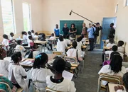 Angela Schafroth besucht nach 42 Jahren ihre alte Primarschule: begleitet von ihrer Tochter Melanie und dem Kamerateam von SRF