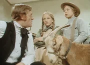 Laura (Melissa Gilbert, M.) und Carl (Brian Part, r.) k&ouml;nnen es kaum glauben, aber Dr. Baker (Kevin Hagen, l.) ist sich sicher: Der Ziegenbock ist v&ouml;llig betrunken.