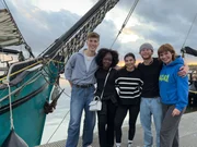 Alle an Bord! Die WG-Allstars Rouven, Jafait, Ella, Justus und Angelina freuen sich auf den Wochenend-Segeltrip.