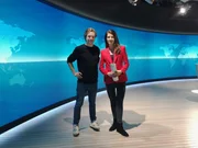 Checker Tobi mit Linda Zervakis im Tagesschau-Studio in Hamburg.