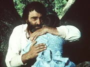 Mr. Edwards (Victor French, l.) versucht, Laura (Melissa Gilbert, r.) Trost zu spenden.