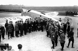 Die erfolgreichen Ozeanflieger von H&uuml;nefeld, K&ouml;hl und Fitzmaurice in Berlin Tempelhof.