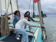 Beim Setzen der Segel m&uuml;ssen Jafait, Justus und Ella kr&auml;ftig mit anpacken!