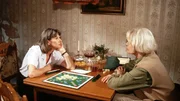 Jutta (Claudia Loerding l.) hat keine besondere Lust auf eine Partie Scrabble mit ihrer Mutter (Hannelore Minkus r.)