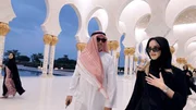 S24E06: Die Geissens d&uuml;rfen in die gr&ouml;&szlig;te Moschee der Emirate, doch daf&uuml;r m&uuml;ssen alle verschleierte Outfits kaufen.