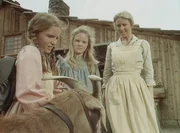 Caroline (Karen Grassle, r.) und Mary (Melissa Sue Anderson, M.) sind &uuml;ber die Ankunft des Ziegenbockes nur m&auml;&szlig;ig erfreut. Laura (Melissa Gilbert, l.) dagegen hofft sehr, dass ihr Vater das Tier in der Scheune beherbergt.