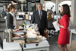 Findet sich Senioren-Praktikant Ben (Robert De Niro, M.) in der Welt der Mode zurecht? Anfangs wird der r&uuml;stige Praktikant von seiner Kollegin (Christina Scherer, l.) und der Chefin (Anne Hathaway, r.) zwar noch bel&auml;chelt, doch sie lernen, seine charmante Art bald zu sch&auml;tzen ...
