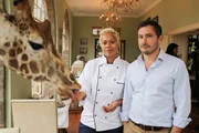 Monica Galetti und Giles Coren f&uuml;ttern eine Giraffe durchs Restaurantfenster