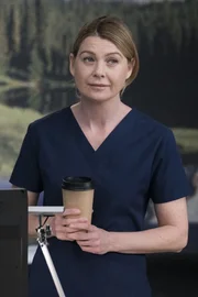 Meredith (Ellen Pompeo) ist von den Erkenntnissen über Harper Avery so schockiert, dass sie ihren hart erarbeiteten Preis wieder abgeben will ... Meredith (Ellen Pompeo) ist von den Erkenntnissen über Harper Avery so schockiert, dass sie ihren hart erarbeiteten Preis wieder abgeben will ...