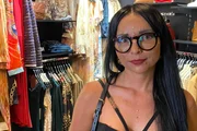 Susan aus Dresden liebt Mode und hat ihre Begeisterung in ein Gesch&auml;ft verwandelt, indem sie eine Boutique er&ouml;ffnet hat.