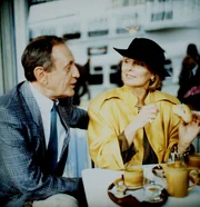 Margot Balbeck (Ruth Maria Kubitschek), die den Verleger Deichmann (Alexander Kerst) schon seit vielen Jahren zu ihrem Freundeskreis z&auml;hlt, hat am Hamburger Hafen ein Treffen arrangiert, um f&uuml;r sie wichtige Informationen in Erfahrung zu bringen.