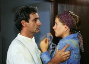 Als Lollo (Isabella Schmid) Maximilian (Franz Mey) beim Aufh&auml;ngen der Vorh&auml;nge im Beichtstuhl hilft, ber&uuml;hren sich ihre H&auml;nde zuf&auml;llig. Der Beginn einer Liebesaffaire?