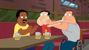 W&auml;hrend er den Streit zwischen Joe (r.) und Quagmire (M.) schlichtet, entdeckt Cleveland (l.) eine neue St&auml;rke an sich ...