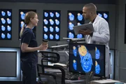 Ein Patient mit einem riesigen Tumor mitten im Gesicht scheidet die Geister. Meredith und Jackson wollen operieren. Ein Patient mit einem riesigen Tumor mitten im Gesicht scheidet die Geister. Meredith und Jackson wollen operieren.